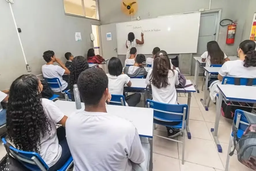 O programa do governo federal concede incentivos financeiros mensais para estudantes de baixa renda