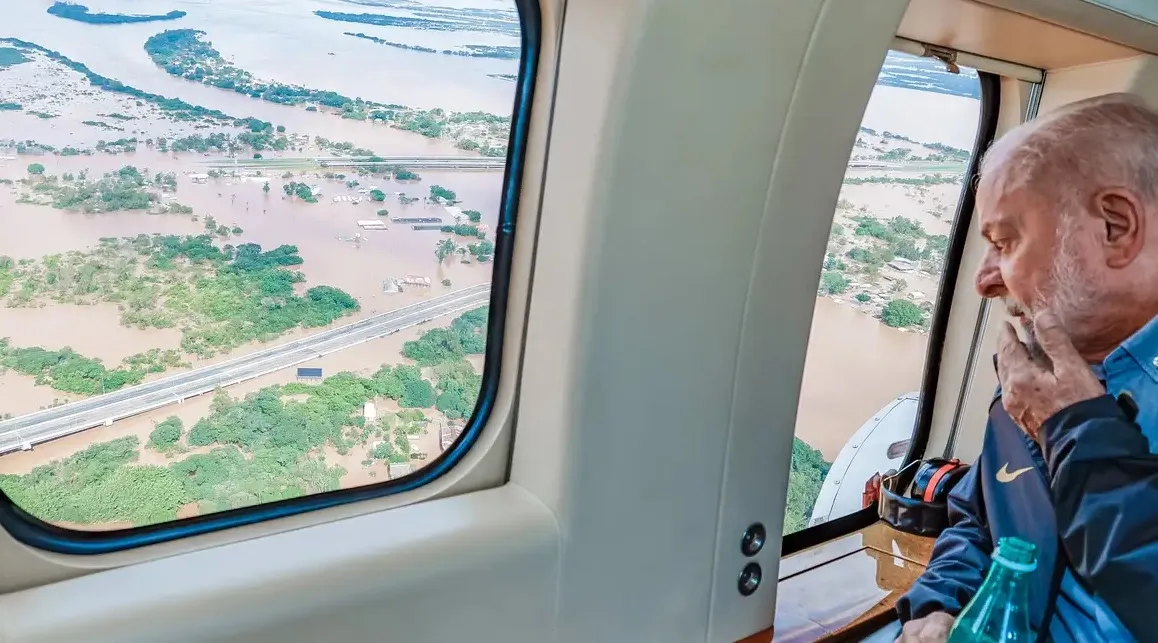 Imagem ilustrativa da imagem Lula sobrevoa áreas atingidas por enchentes no Rio Grande do Sul