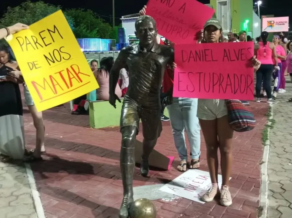 Estátua do ex-jogador de Seleção Brasileira foi vandalizada no dia 28 de fevereiro