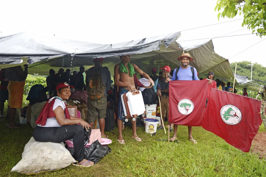 Integrantes do MTS em acampamento no CAB