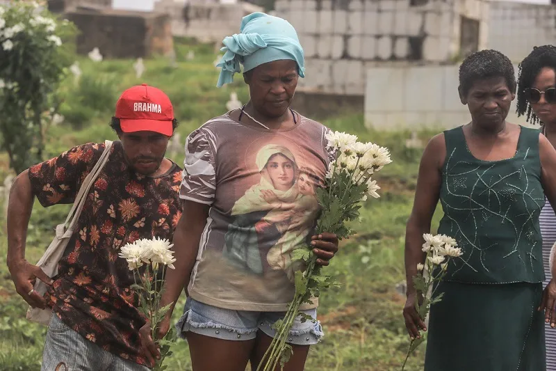 Dona Rita, mãe de Willys, desmaiou ao ver o filho sendo enterrado