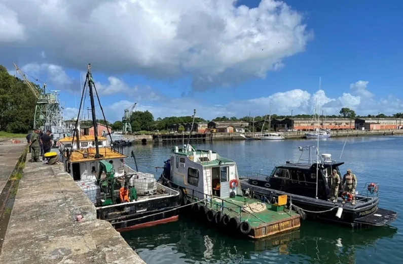 Droga oculta no interior da embarcação estava acondicionada em embalagens apropriadas para travessia marítima