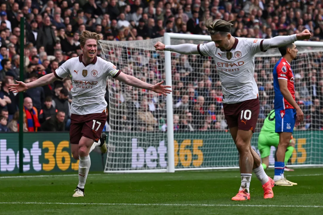 Grealish e De Bruyne comemorando gol