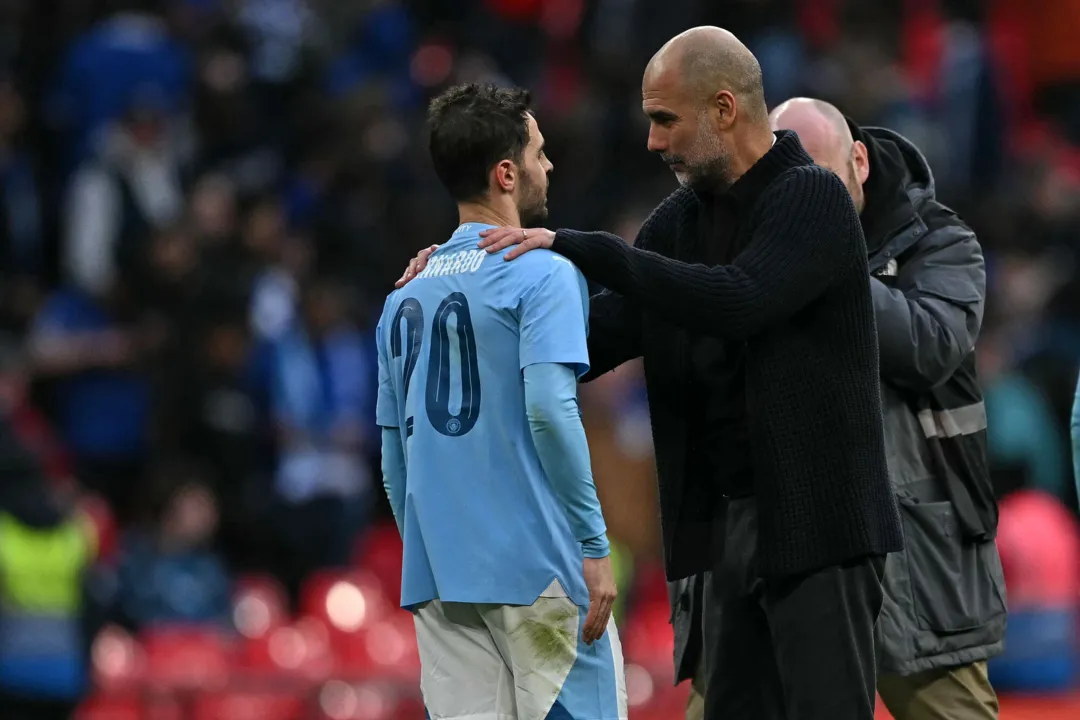 Guardiola comemora a classificação com o português Bernardo Silva