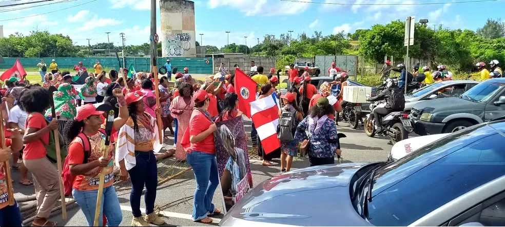 m um dos momentos, motociclista, que ficaram impedidos de passar pela via, atiraram pedras contra os manifestantes