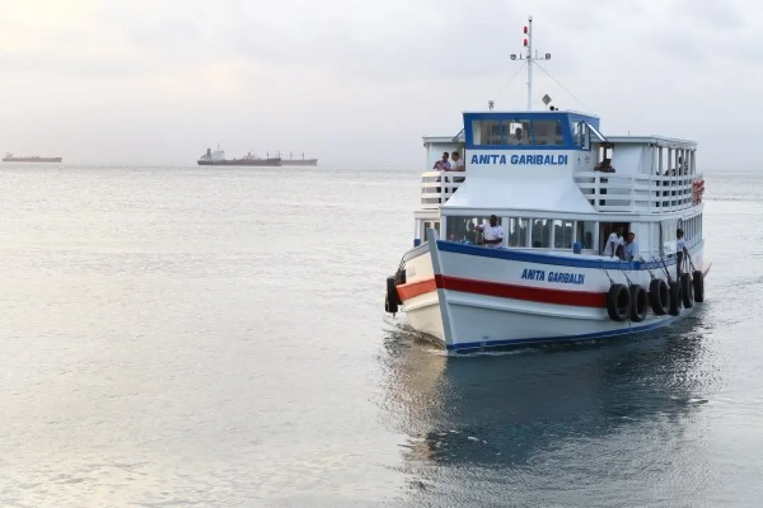 Marinha interrompe travessias devido a condições meteorológicas.