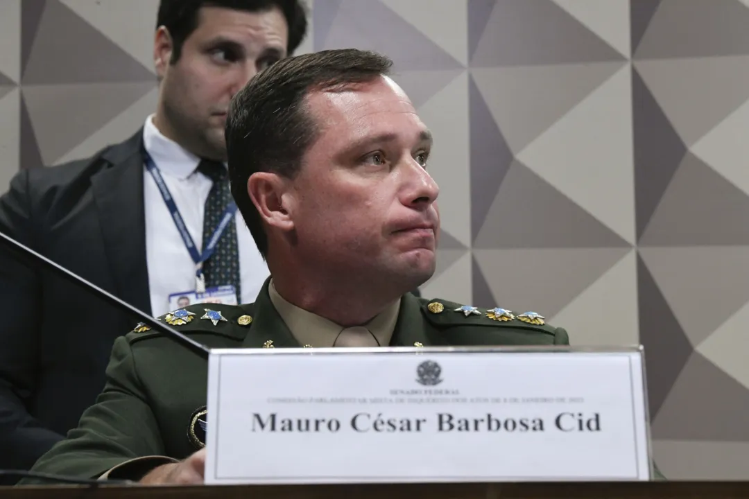 Comissão Parlamentar Mista de Inquérito dos Atos de 8 de Janeiro de 2023 (CPMI - 8 de Janeiro) realiza reunião para ouvir depoimento do tenente-coronel Mauro César Barbosa Cid, que foi ajudante de ordens do ex-presidente da República. Cid é suspeito de articular uma intervenção militar contra o Tribunal Superior Eleitoral (TSE) após as eleições do ano passado. O colegiado ainda analisa 12 requerimentos.

À mesa, tenente-coronel Mauro César Barbosa Cid.

Foto: Edilson Rodrigues/Agência Senado