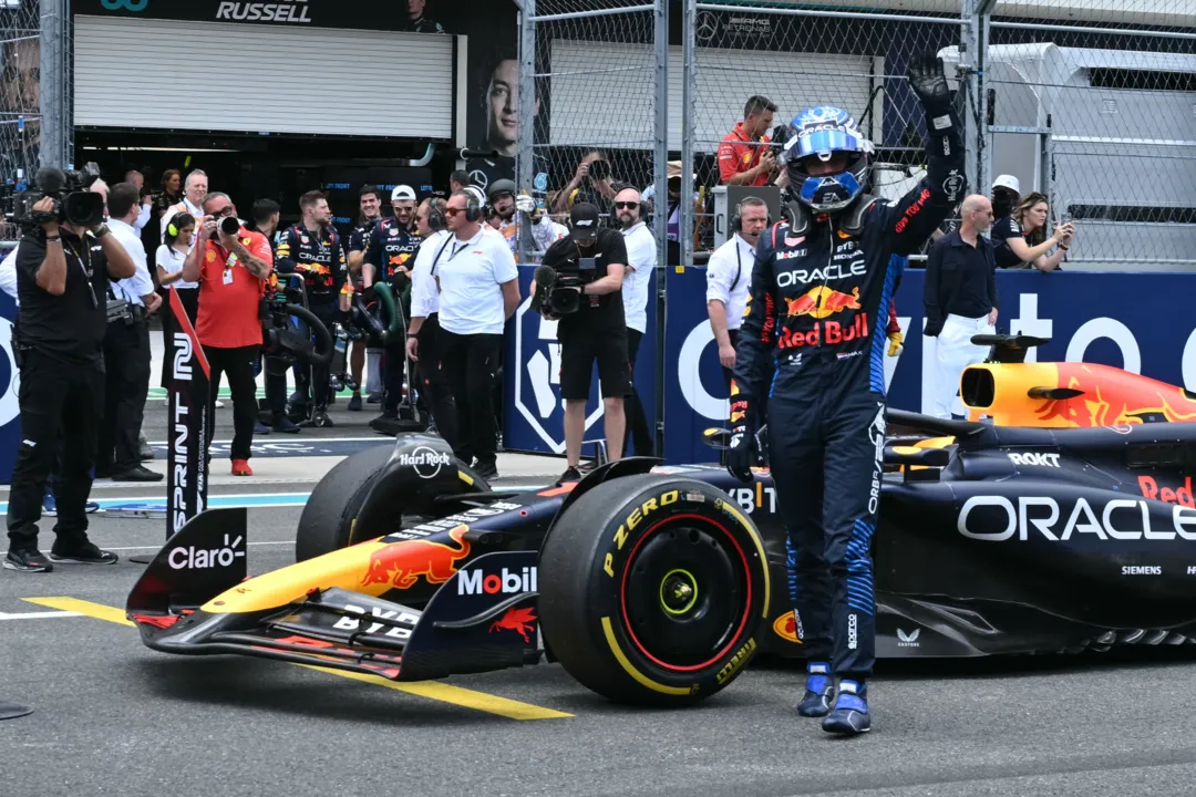 Max Verstappen comemora mais uma vitória