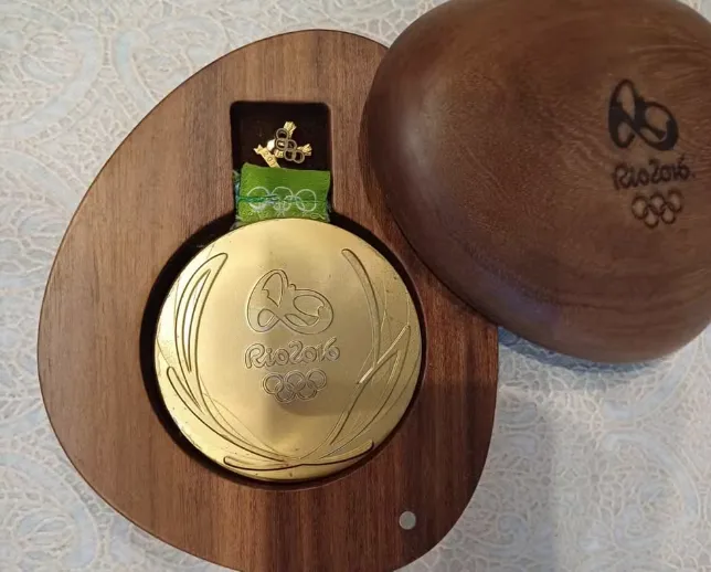 Medalha de ouro do Brasil no futebol das Olimpíadas Rio-2016 é vendida por R$ 170 mil.