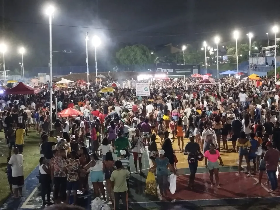 Além do telão, um trio elétrico, com diversas atrações, está animado a galera