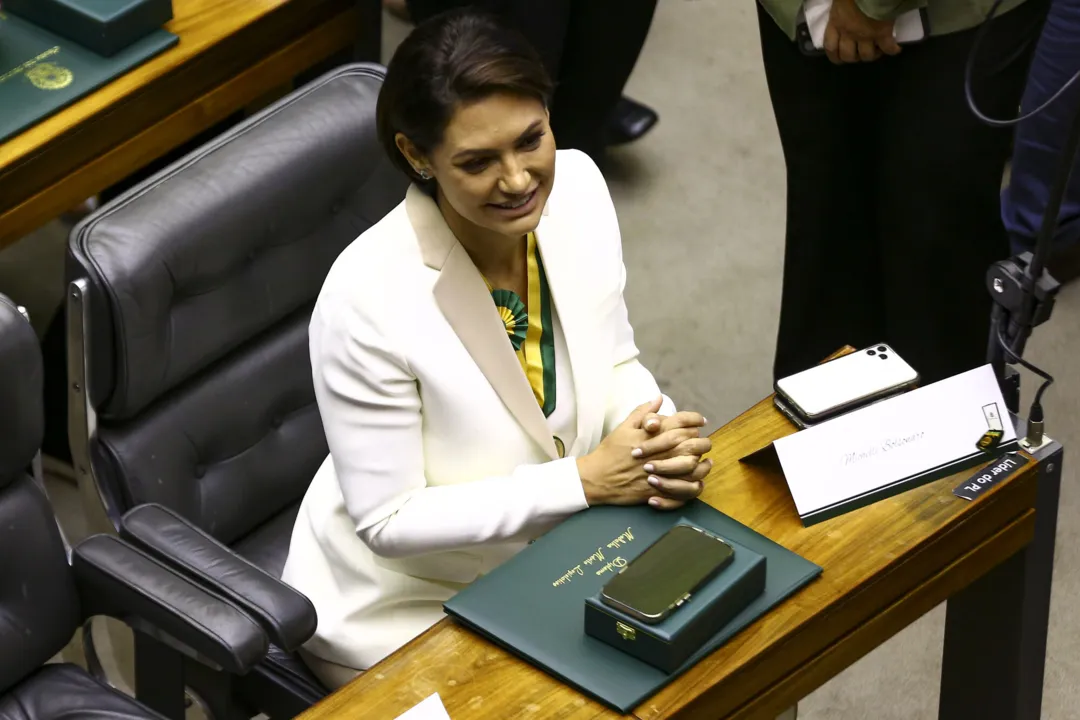 A primeira-dama, Michelle Bolsonaro, durante sessão solene de entrega da Medalha Mérito Legislativo da Câmara dos Deputados.