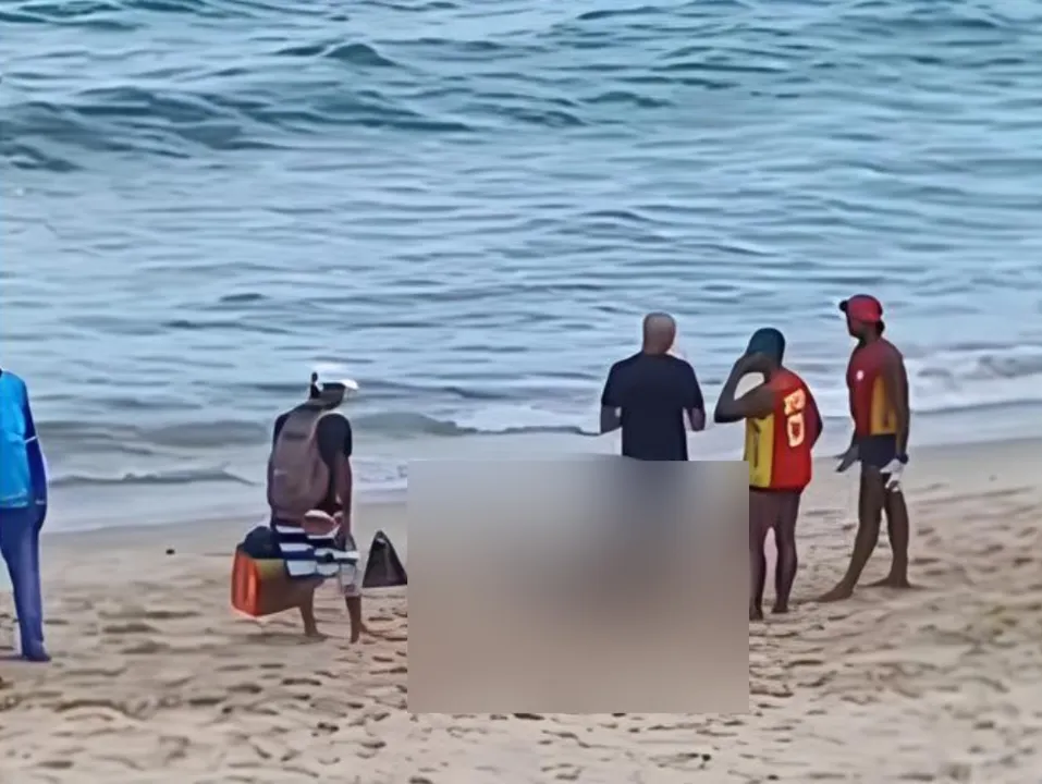 Imagem ilustrativa da imagem Mistério: corpo de homem é encontrado em praia da Barra; vídeo