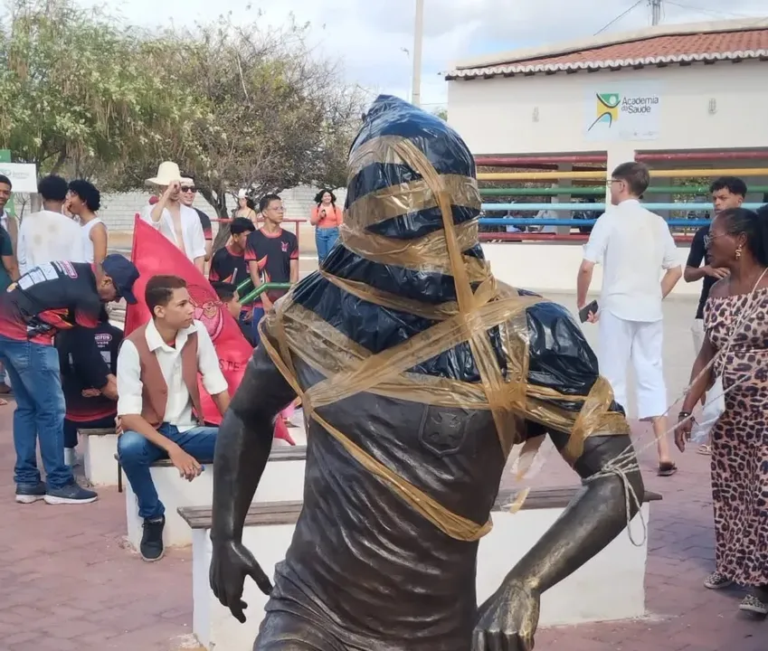 Estátua foi vandalizada por moradores