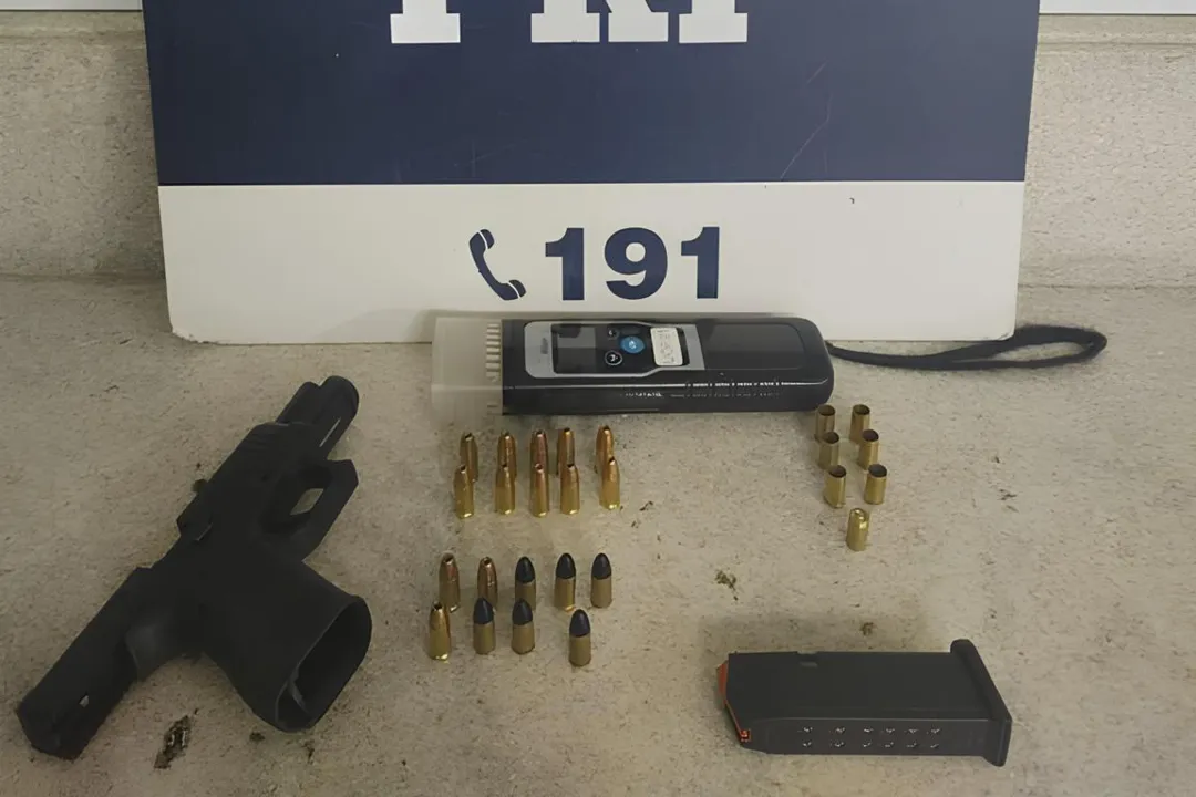 Durante fiscalização no interior do veículo, a PRF encontrou uma pistola calibre 9.65mm