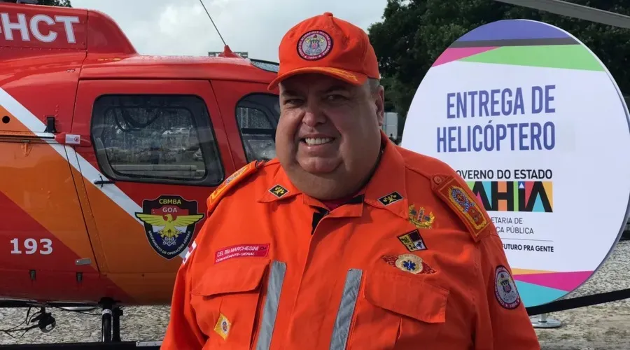 Coronel comemora chegada de helicoptéro