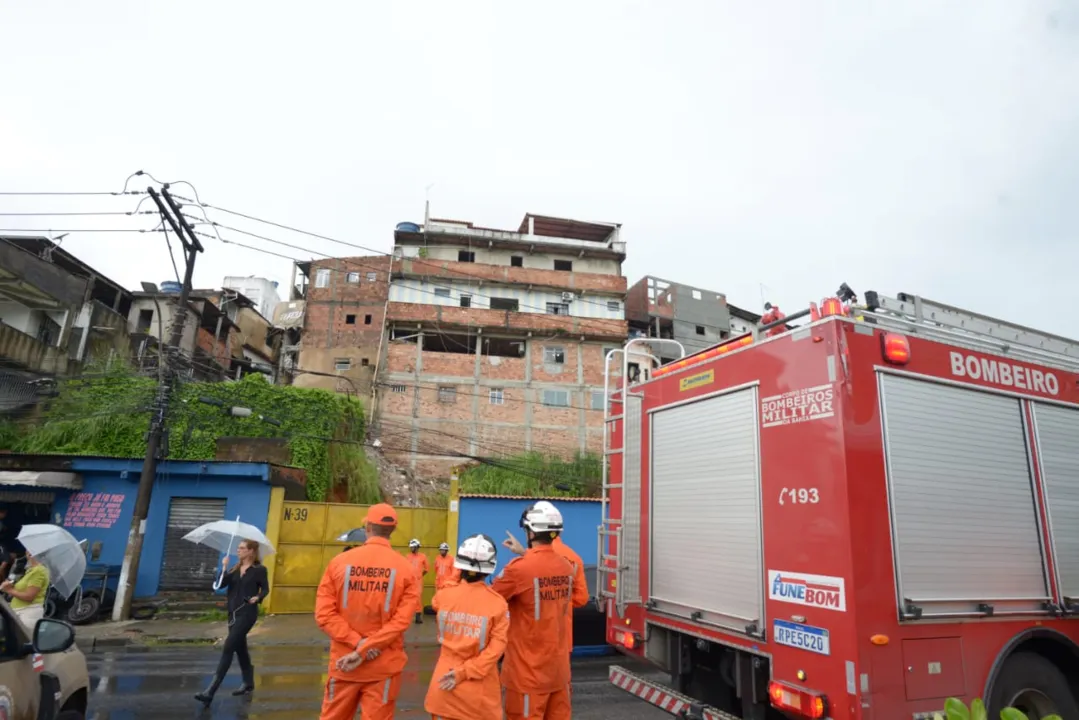 Moradores de residências vizinhas foram retirados do local