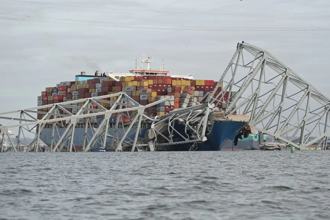 Carros que se dirigiam para a ponte Francis Scott Key pararam após sinal de socorro