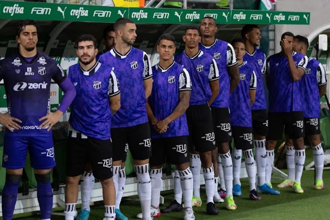 Jogadores do Ceará em jogo contra o Palmeiras, em 2022