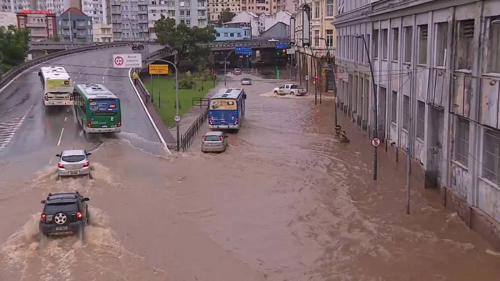 Ruas de Porto Alegre estão alagadas