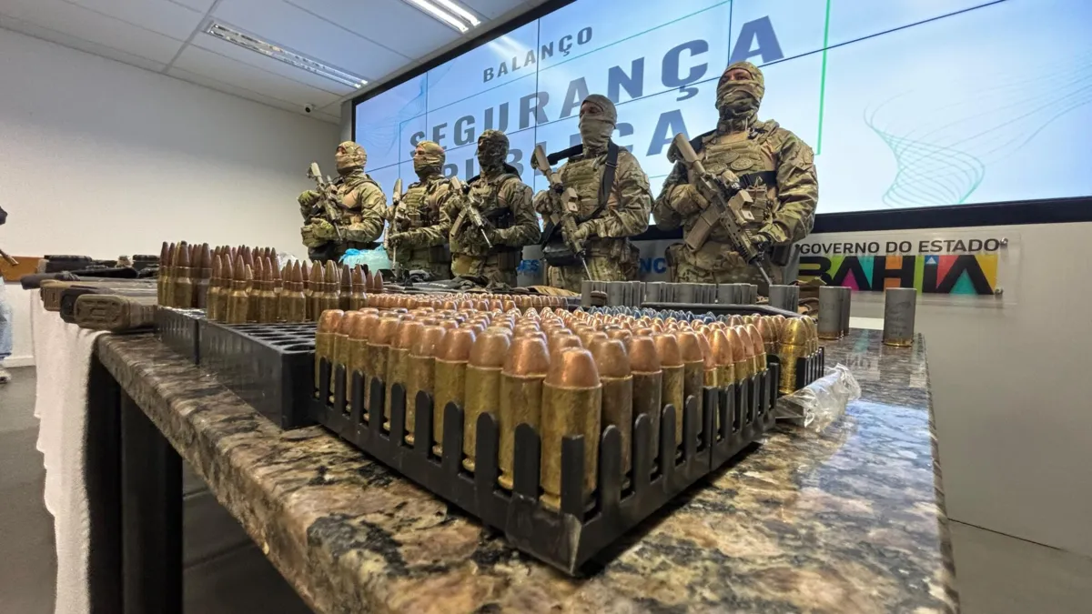 Entre os armamentos, destaque para 19 fuzis apreendidos