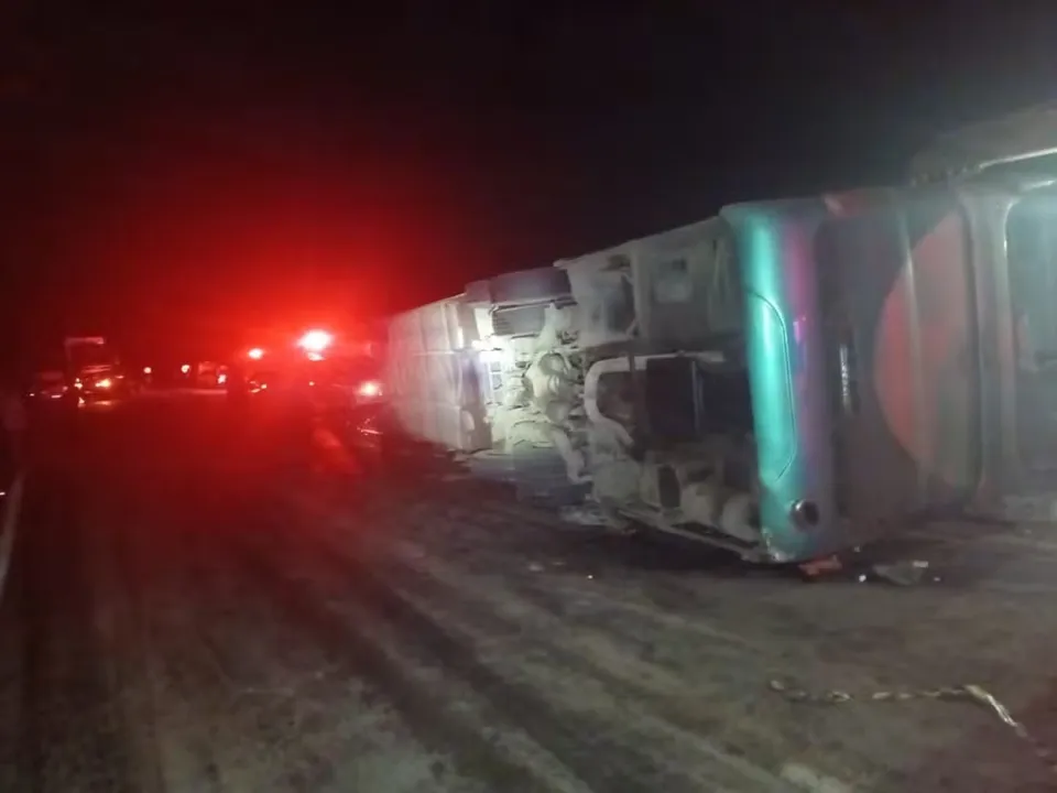 Ônibus rodoviário capota e deixa vítimas em Minas Gerais