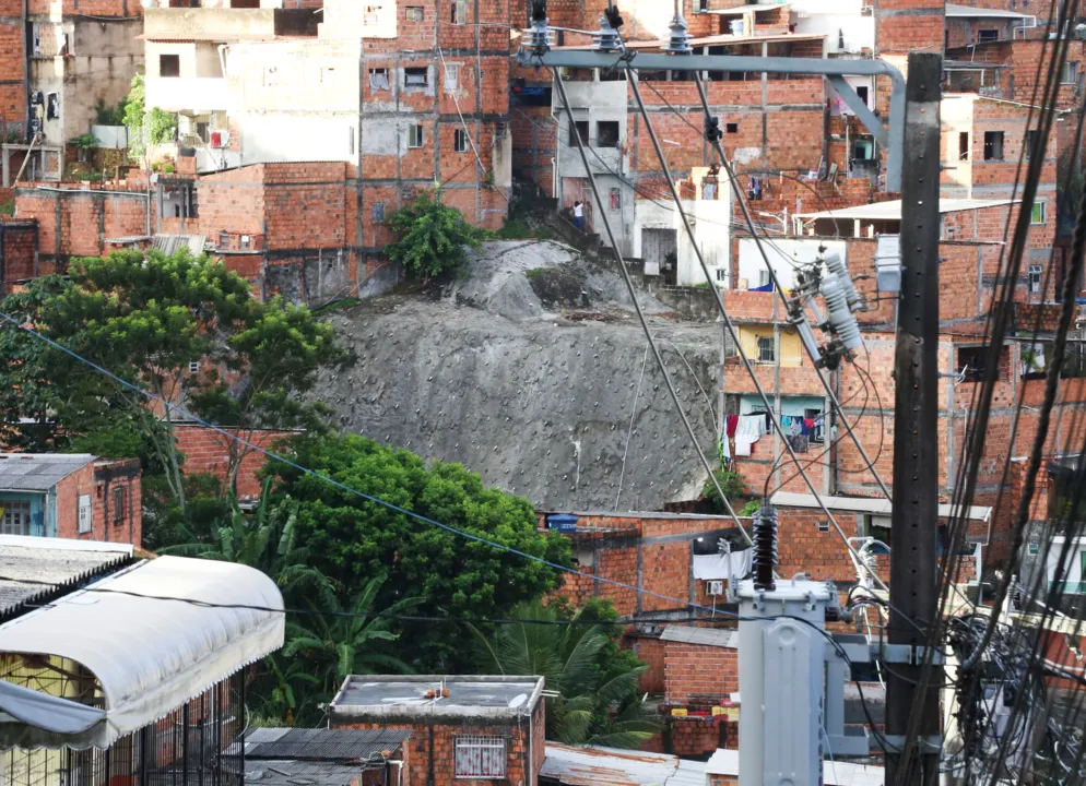 Contenção de encostas, poda de árvores, limpeza de canais, das redes de drenagem, instalação de lonas nas áreas de risco são algumas ações