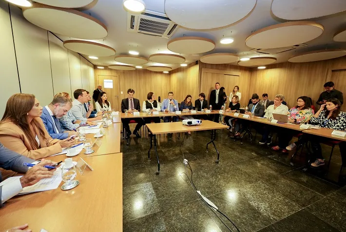 Reunião para apresentar o painel junino