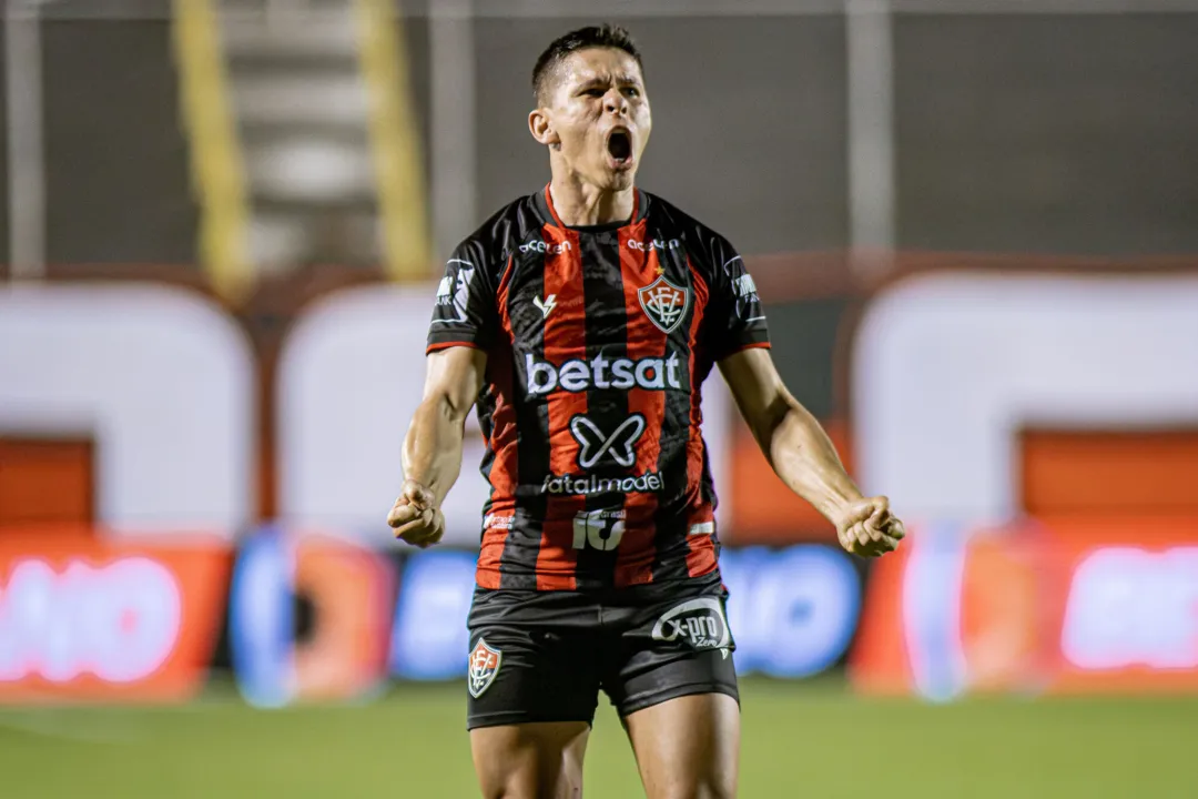 Osvaldo comemora gol contra o Atlético de Alagoinhas