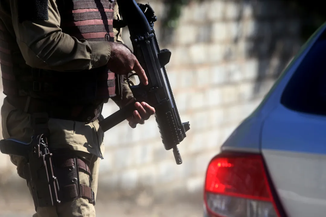 SALVADOR
Uma operação deflagrada pelas polícias Militar e Civil, iniciada nas primeiras horas da manhã desta quarta-feira, 2, mira em uma facção criminosa que atua no Complexo do Nordeste de Amaralina, em Salvador.
Segundo a Secretaria de Segurança Pública (SSP-BA), a ação, que será seguida de ocupação da área, visa evitar a formação de "bondes" que planejam crimes e tentam expandir o domínio pelo tráfico de drogas em outras regiões.
na foto, Batida Policial na entrada da Santa Cruz, subindo a ladeira do Parque da Cidade. 
Foto: Felipe Iruata / Ag A Tarde
Data: 02/12/2020