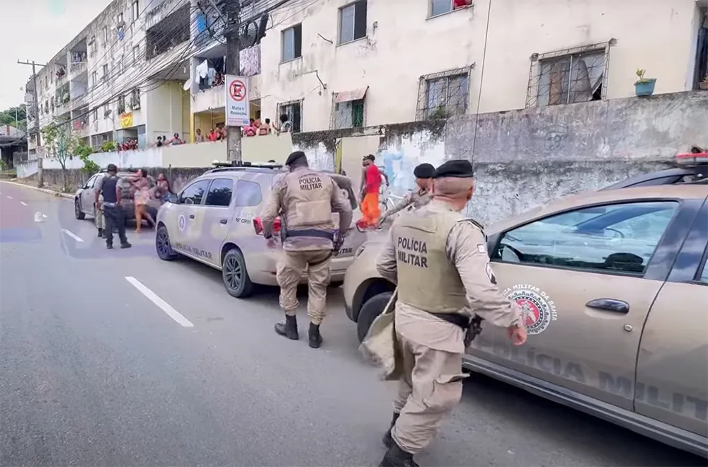 Moradores atacam policiais com pedras e quebram parabrisa de viatura