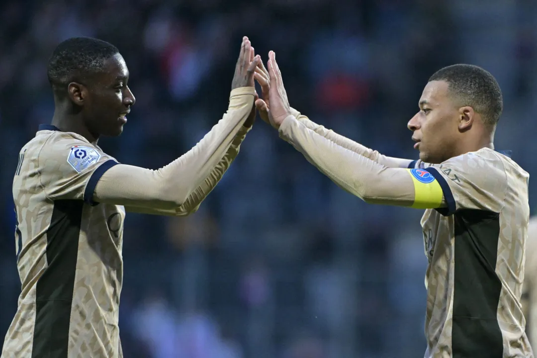 Kolo Muani (à esq.) e Mbappe comemoram um dos gols do PSG