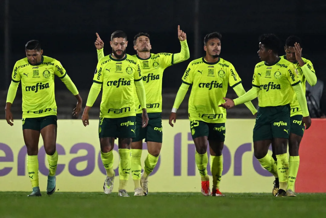 Jogadores do Palmeira celebram um dos gols sobre o Liverpool-URU