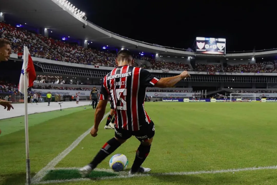 Michel Araújo em cobrança de escanteio