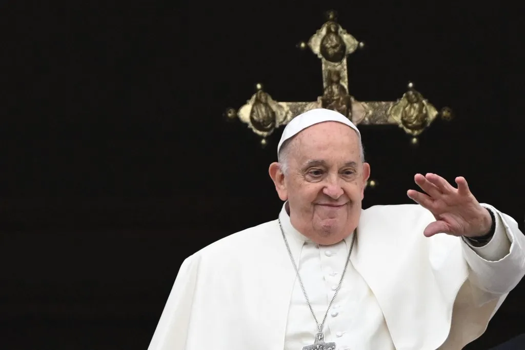 Líder da Igreja Católica seguiu de cadeira de rodas até o altar