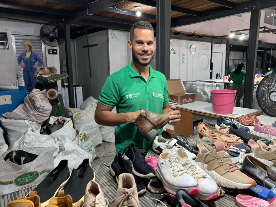 Além de roupas, o projeto também tem encontrado maneiras inovadoras de reaproveitar calçados