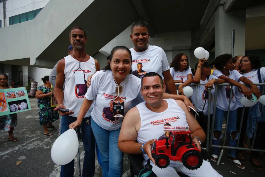 Fã clube de Davi, no Aeroporto Internacional de Salvador