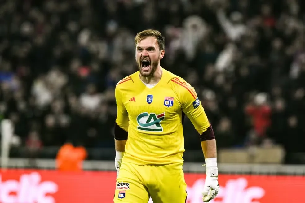 Lucas Perri, ex-Botafogo, comemora classificação do Lyon na Copa da França