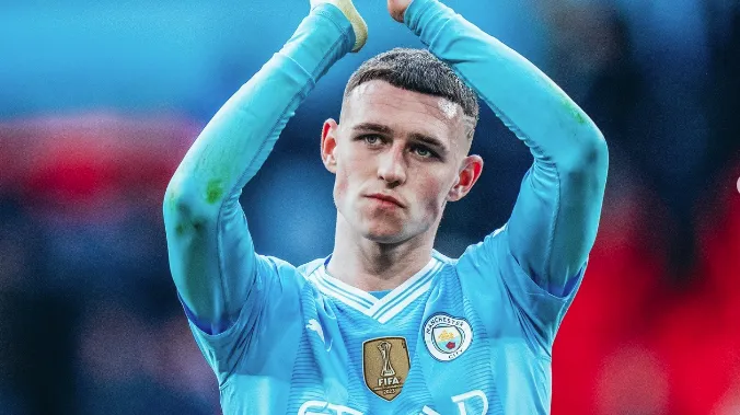 Phil Foden é eleito melhor jogador da temporada inglesa pela imprensa.