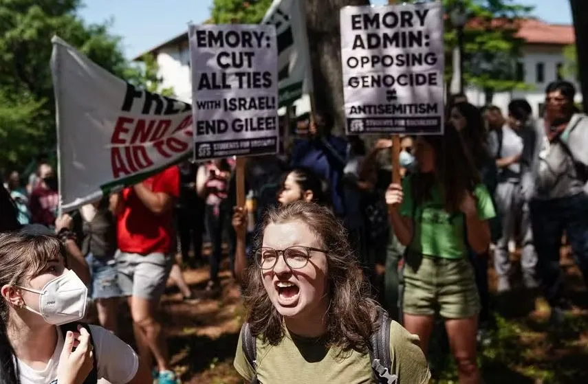 Oficiais com equipamento de choque dispersaram os manifestantes