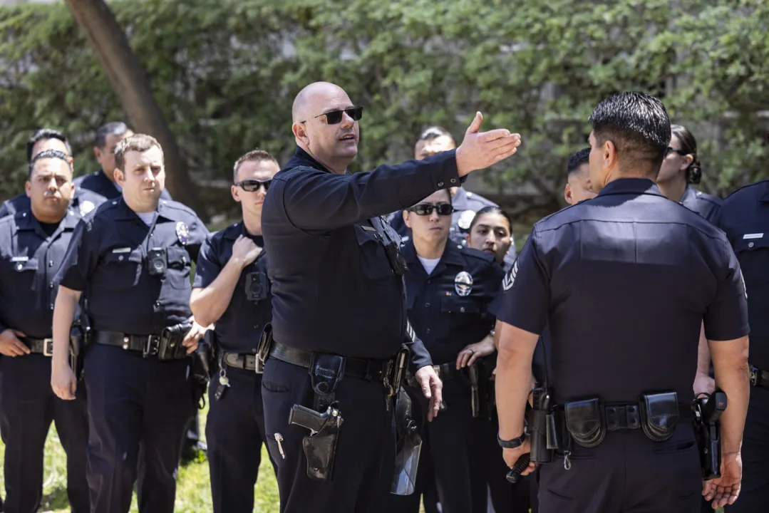 Policiais estão próximos do campus da Universidade da Califórnia, em Los Angeles