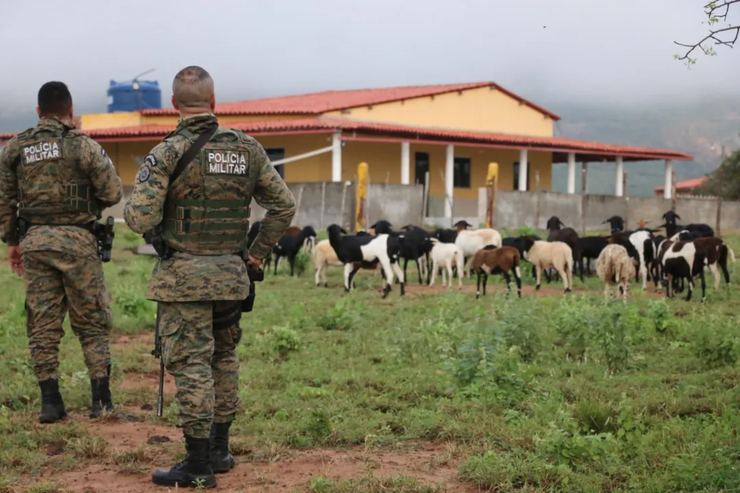 Um traficante acabou preso e outro criminoso fugiu