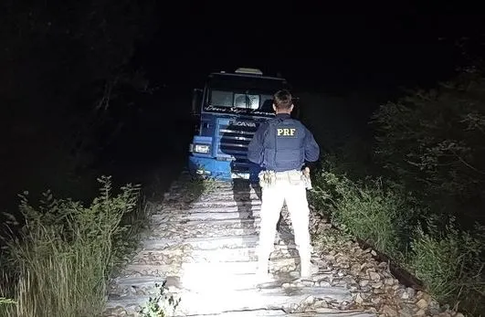 Homens que estavam no local fugiram ao avistar os policiais