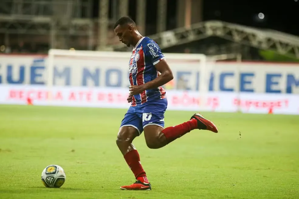 Rezende  foi titular na lateral-esquerda do Bahia no clássico Ba-Vi