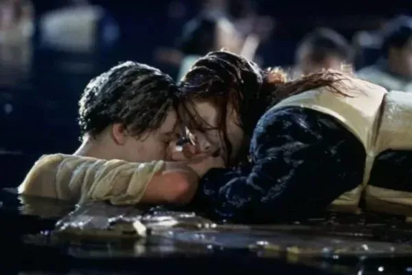 Motivo de discussões sobre o fim de Titanic, a porta na qual Kate se salva no longa foi vendida durante um leilão