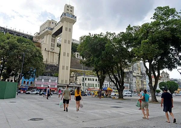 Praça Cairu é um dos cartões-postais da cidade