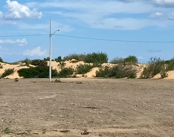 Prefeitura de Casa Nova segue ampliando a área do estacionamento construído em terreno privado.