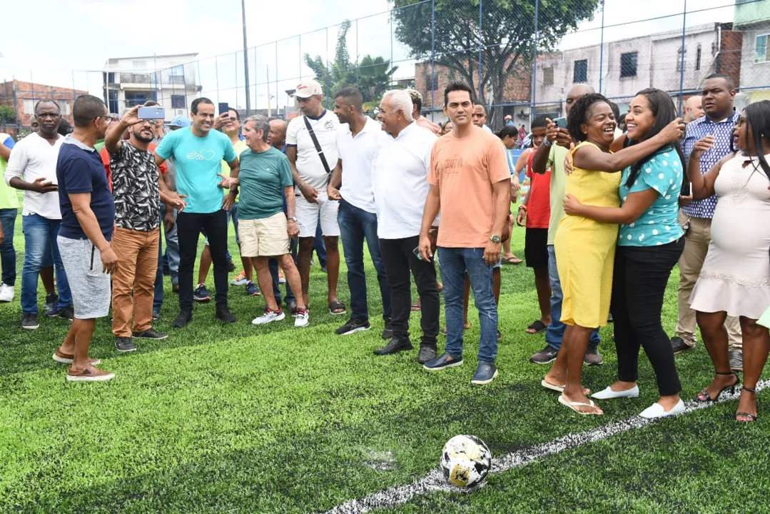 Entrega do campo com grama sintética