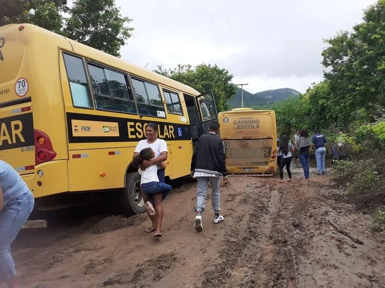 Alunos de Andorinha-BA tentam "desatolar" ônibus escolares pela falta de infraestrutura nas estradas do município