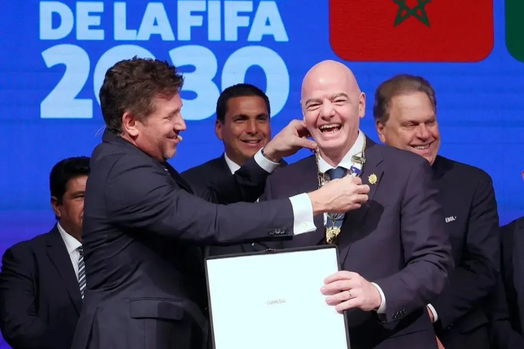 Alejandro Domínguez (à esq.) ao lado de Gianni Infantino