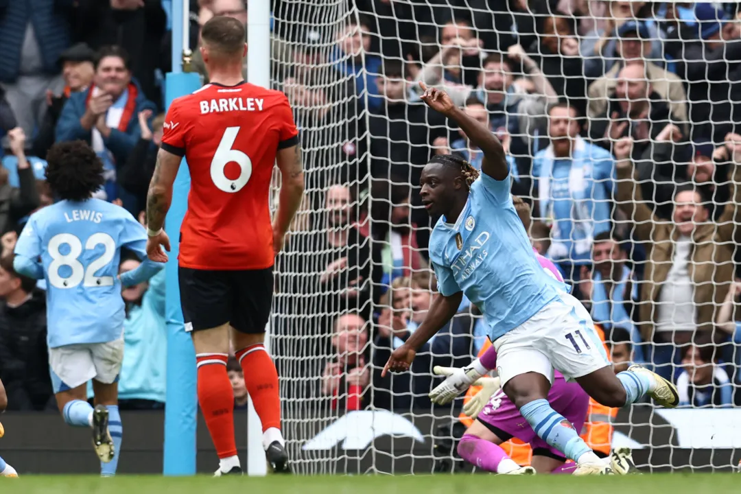 Doku foi autor de um dos gols do Manchester City neste sábado, 13